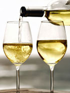 Белое вино может окрашивать эмаль зубов