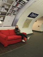 В парижском метро поставили диваны