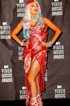 Всё, что вы хотели знать о платье из мяса от Леди Гага
